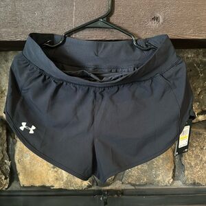 NWT Under Armour fitted lined medium run short